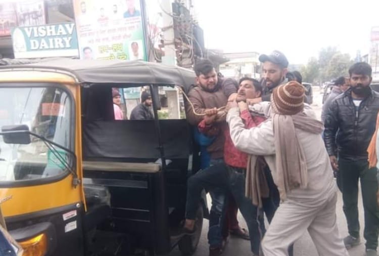 Angry auto driver attempts suicide due to cut challan