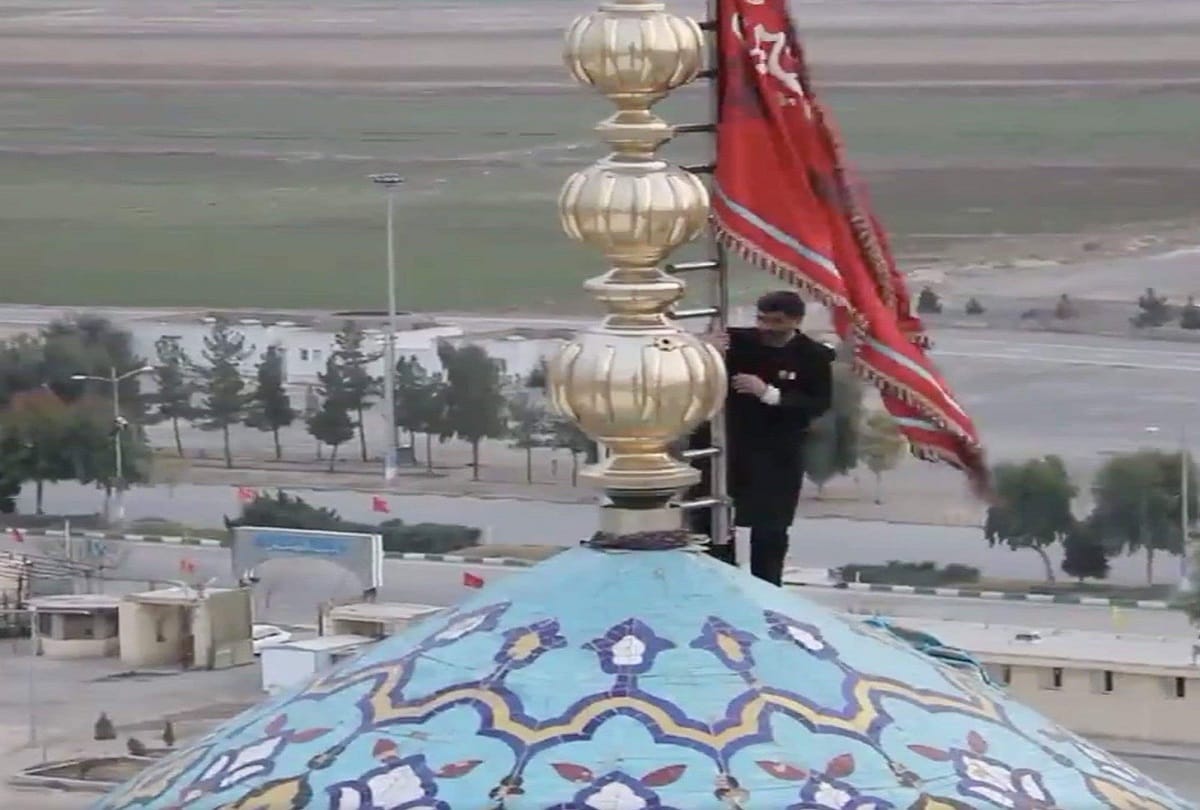 Iran unfurls red flag over holy dome of Jamkarn Mosque and declares war against America, World War 3