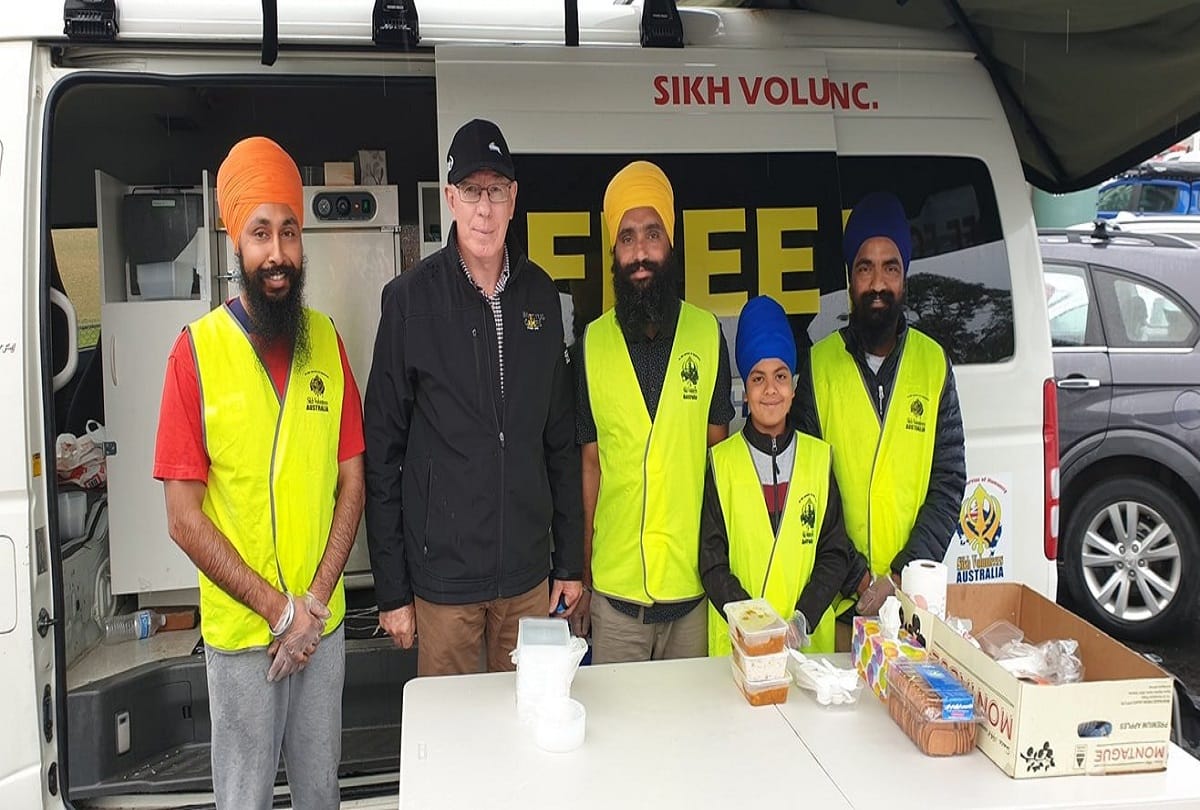 Australia forest fire Indian couple feeding free kadhi rice to victims, says it is our duty