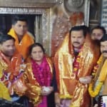 बांकेबिहारी मंदिर में जल शक्ति मंत्री डॉ महेंद्र सिंह साथ में अन्य लोग