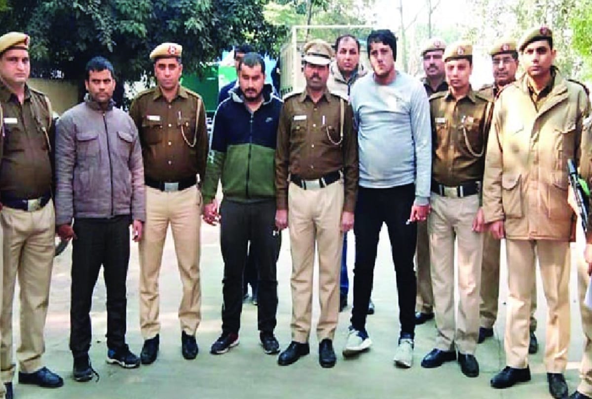 A policeman surrounded by liquor smugglers fired at four and caught them in delhi