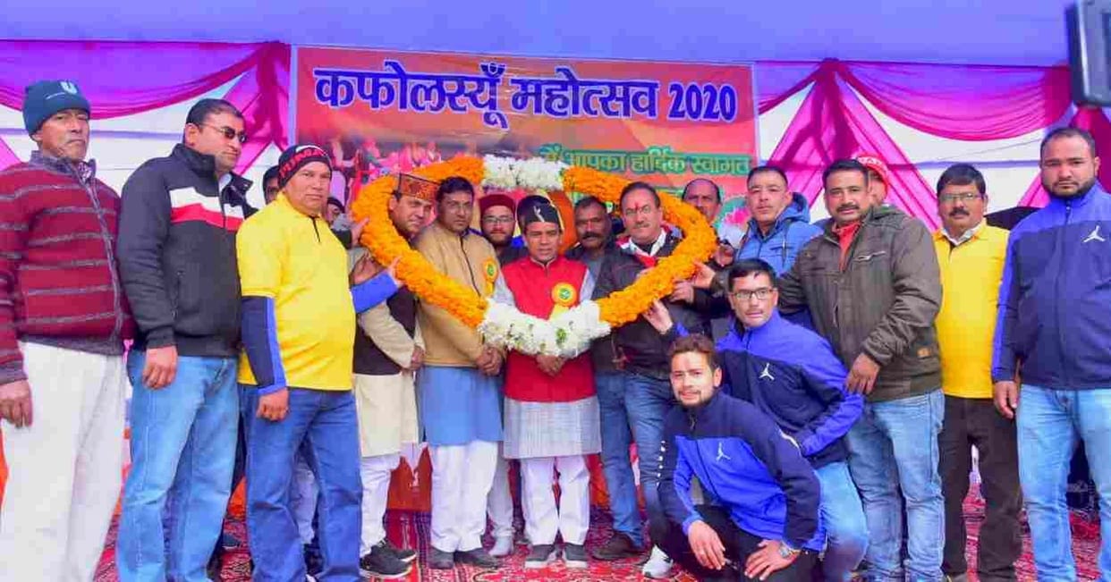 Audience bows on Anil Bisht's songs