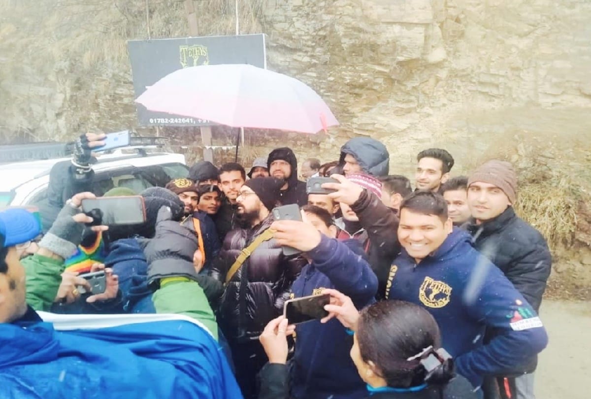 Hordes of fans gathered to take selfies with Aamir Khan, film scenes shot amid snowfall