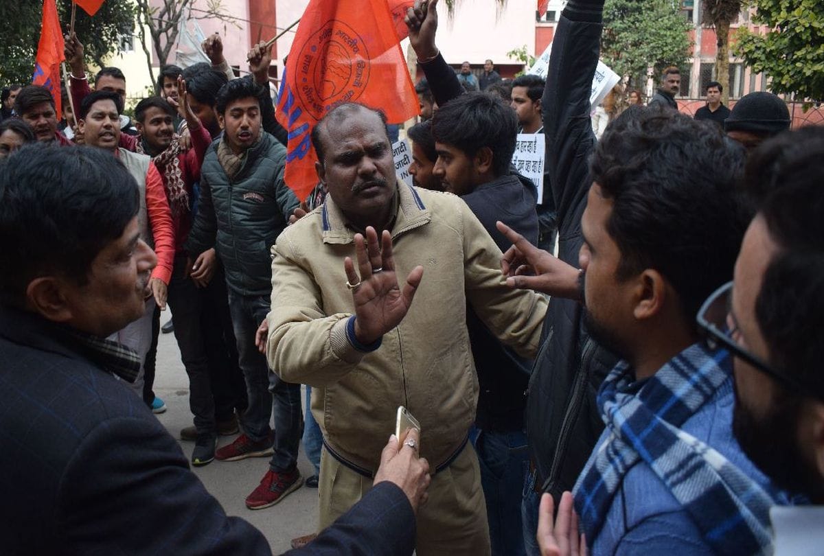 ABVP and NSUI workers clashes on JNU issue at Agra University