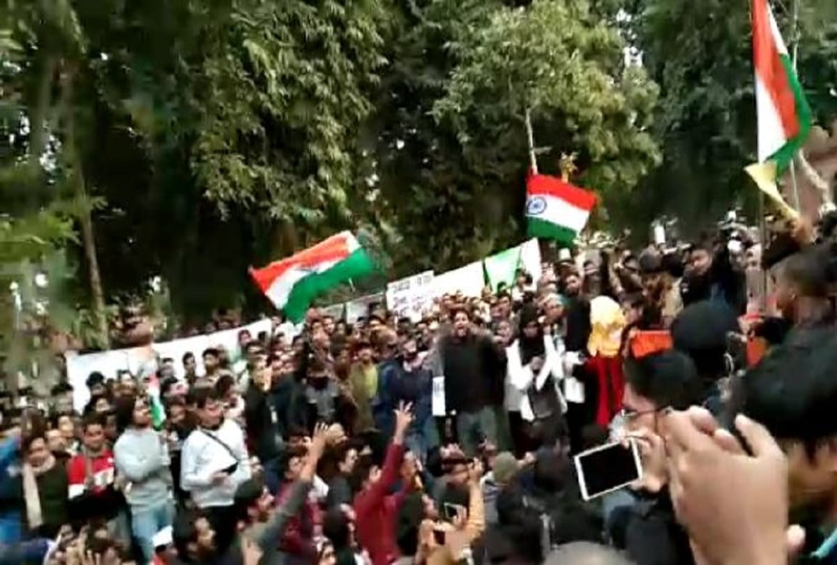 Aligarh Muslim University students organises tiranga yatra against JNU violence