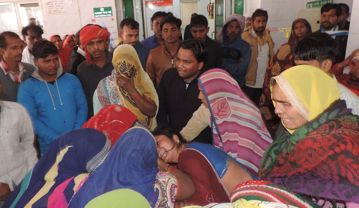 ek baik par teen savaar, girane se mahila kee maut