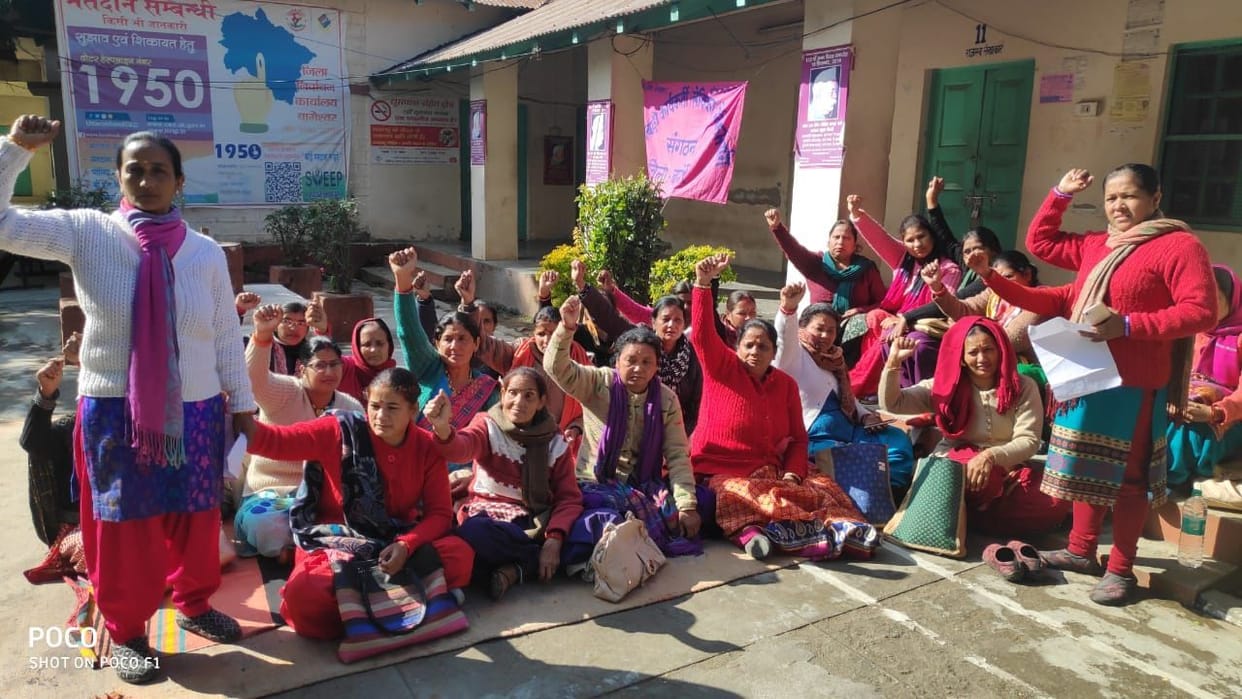 protest of anganbadi workers continues