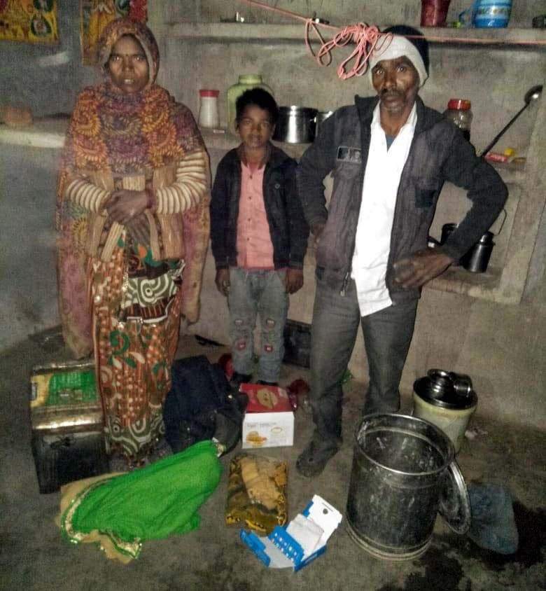 ghar ka daravaaja khula dekh choron ne paar kee nagadee, jevar