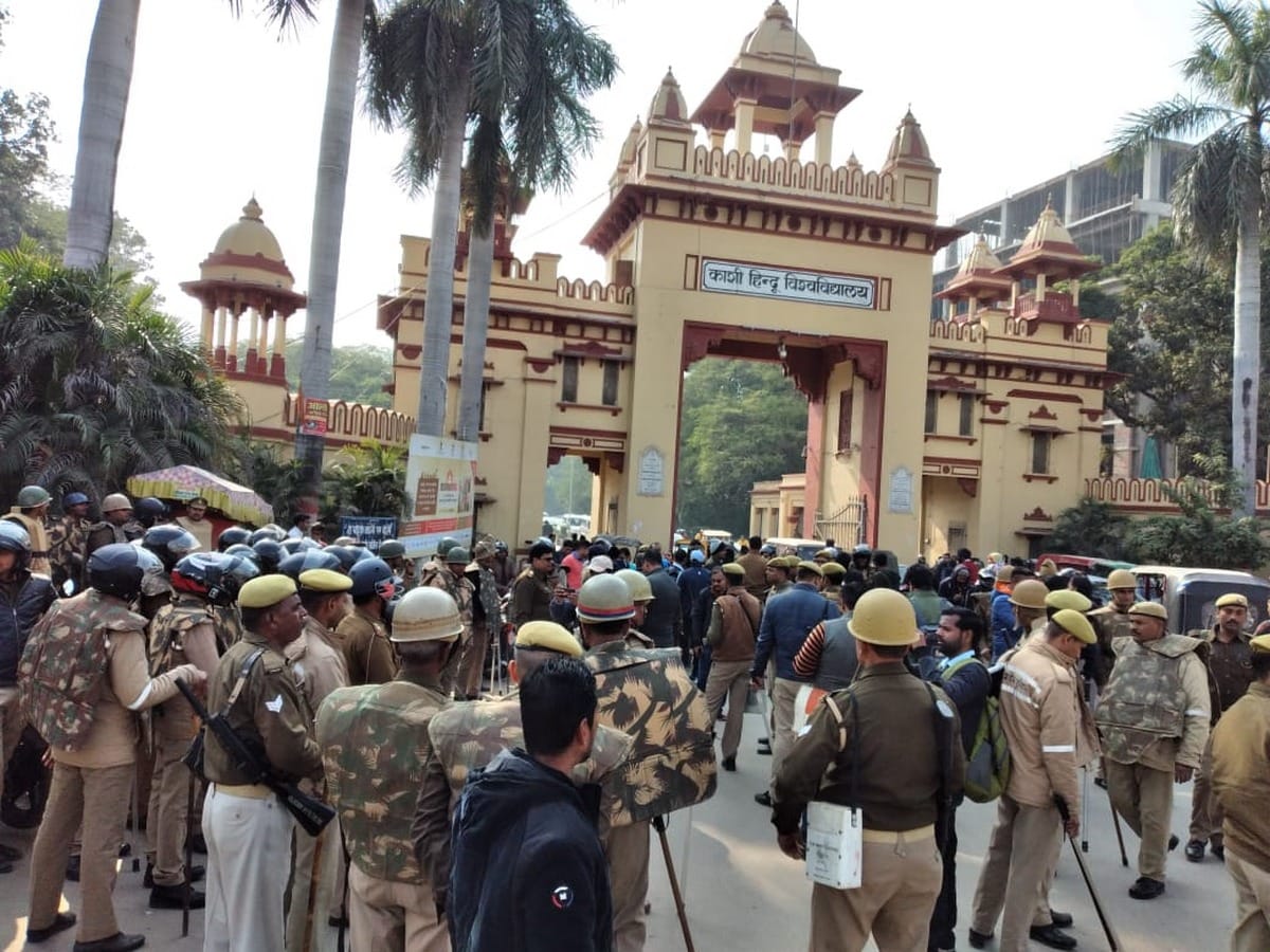 BHU ABVP activists burning effigy in protest against JNU incident in varanasi