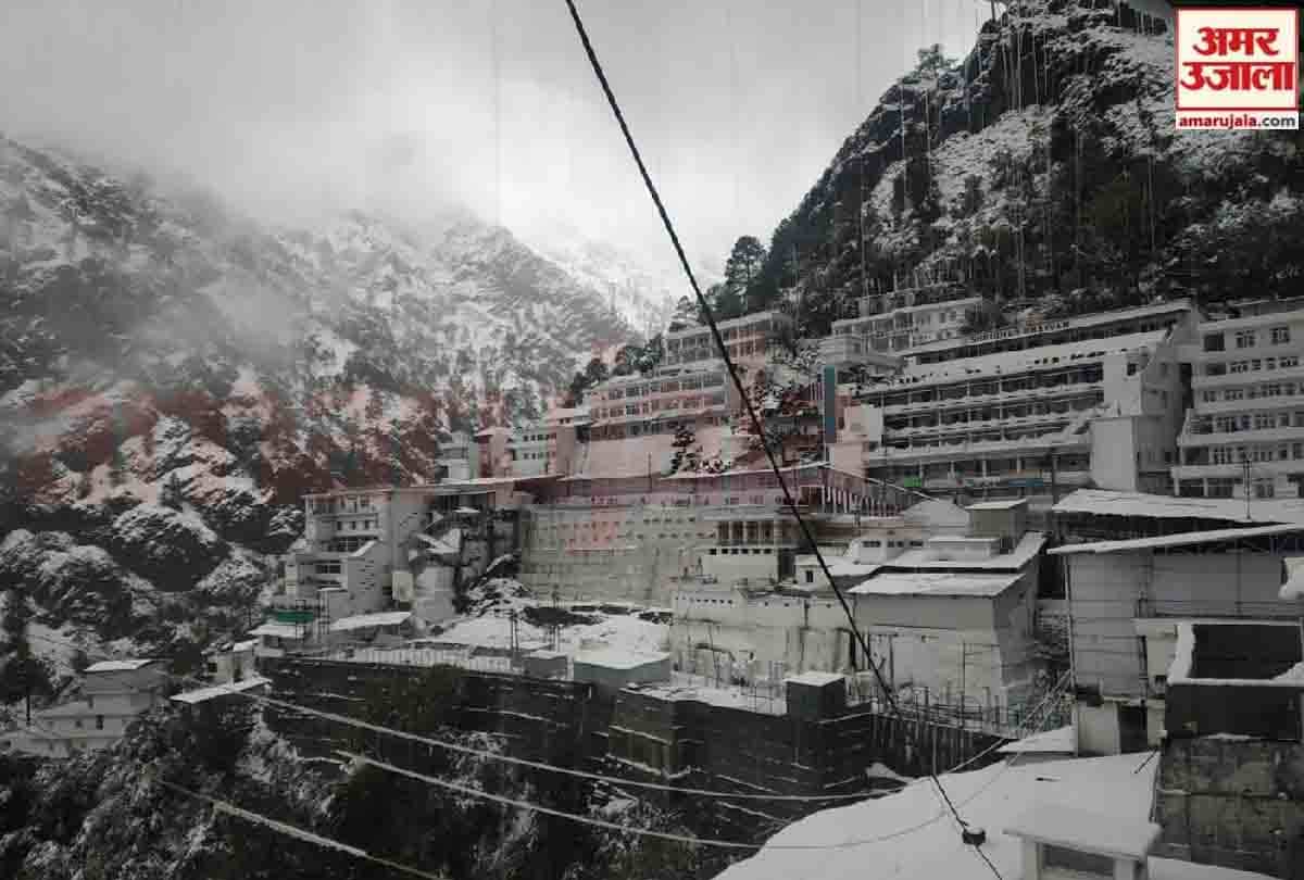 Snowfall in Vaishno Devi, along with entire Jammu-Kashmir, highway and several link routes cloesd