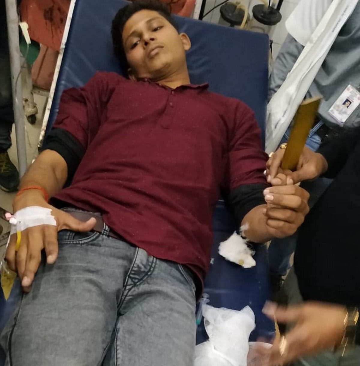 Clash betwenn two groups students firing one student injured in td college jaunpur