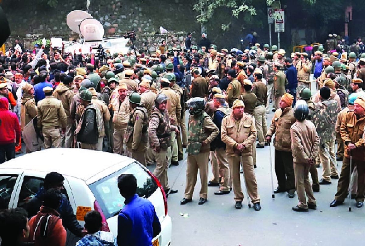 JNU area Cantonment atmosphere of chaos outside the main gate campus