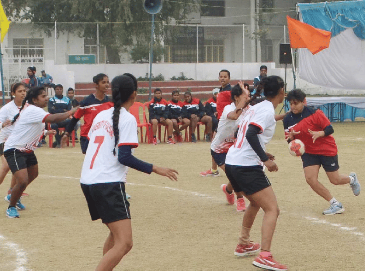 Sports woman Molested clash between two sides in kashi vidyapith varanasi