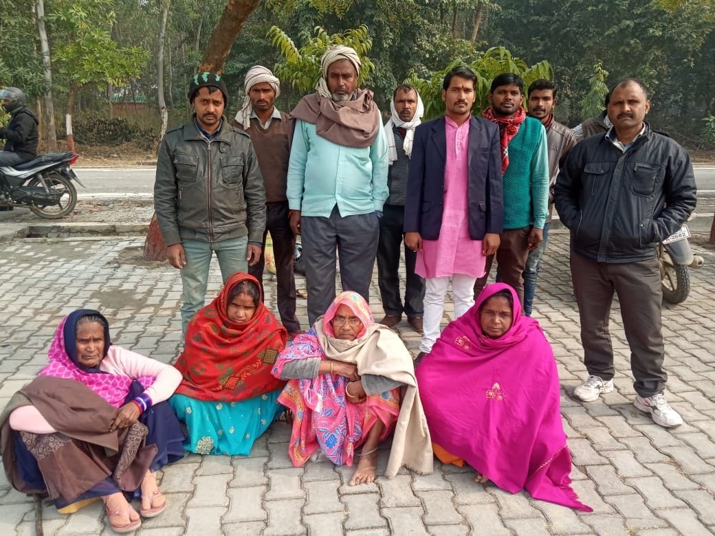 women start dharna for home