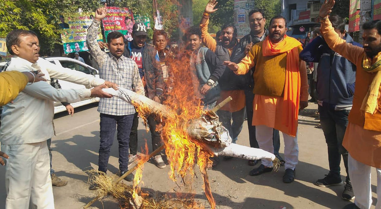 Pak PM's effigy burnt