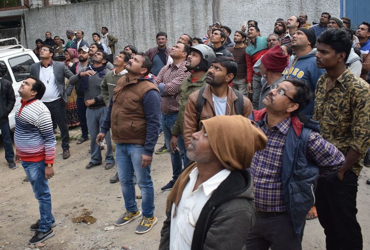 security guard saved the life of worker who hanged on pole in agra