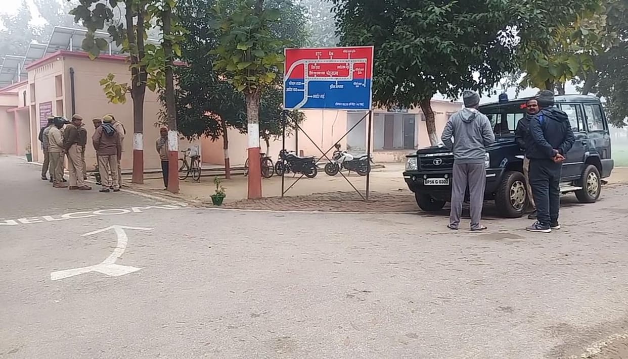 dead body found police employe in maharajganj police line campus