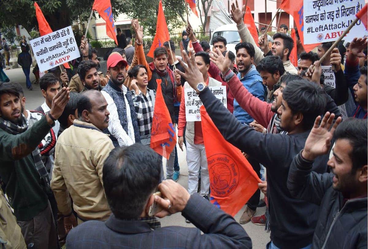 Congress leaders gave information of lathi charge on NSUI to Priyanka Gandhi in University