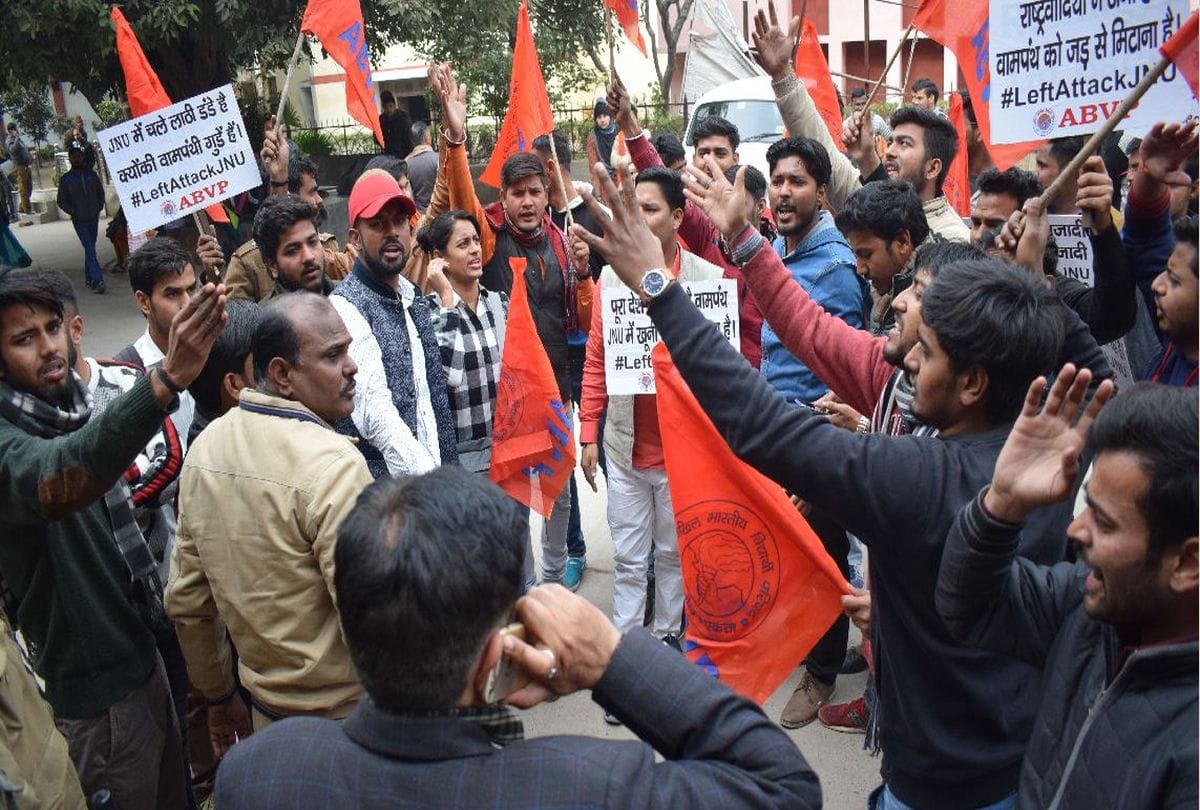 ABVP and NSUI workers clashes on JNU issue at Agra University