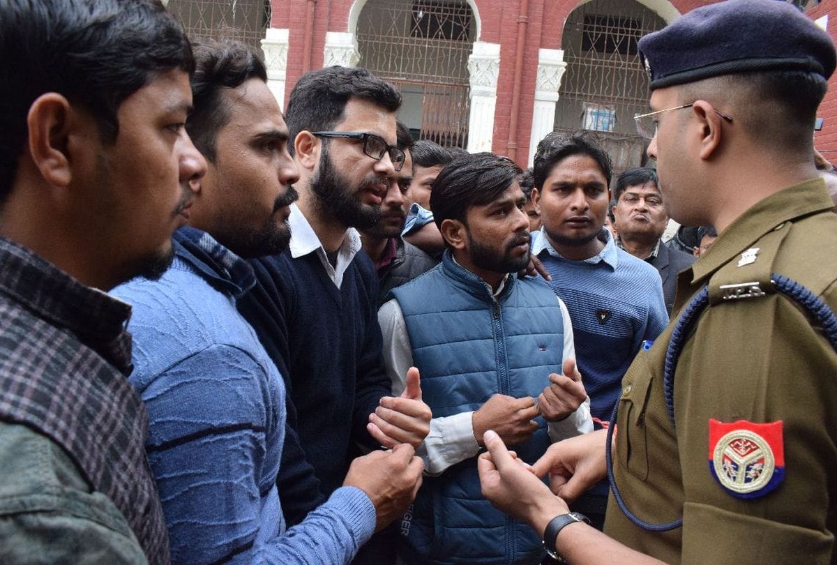 ABVP and NSUI workers clashes on JNU issue at Agra University