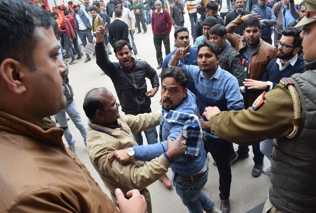 ABVP and NSUI workers clashes on JNU issue at Agra University