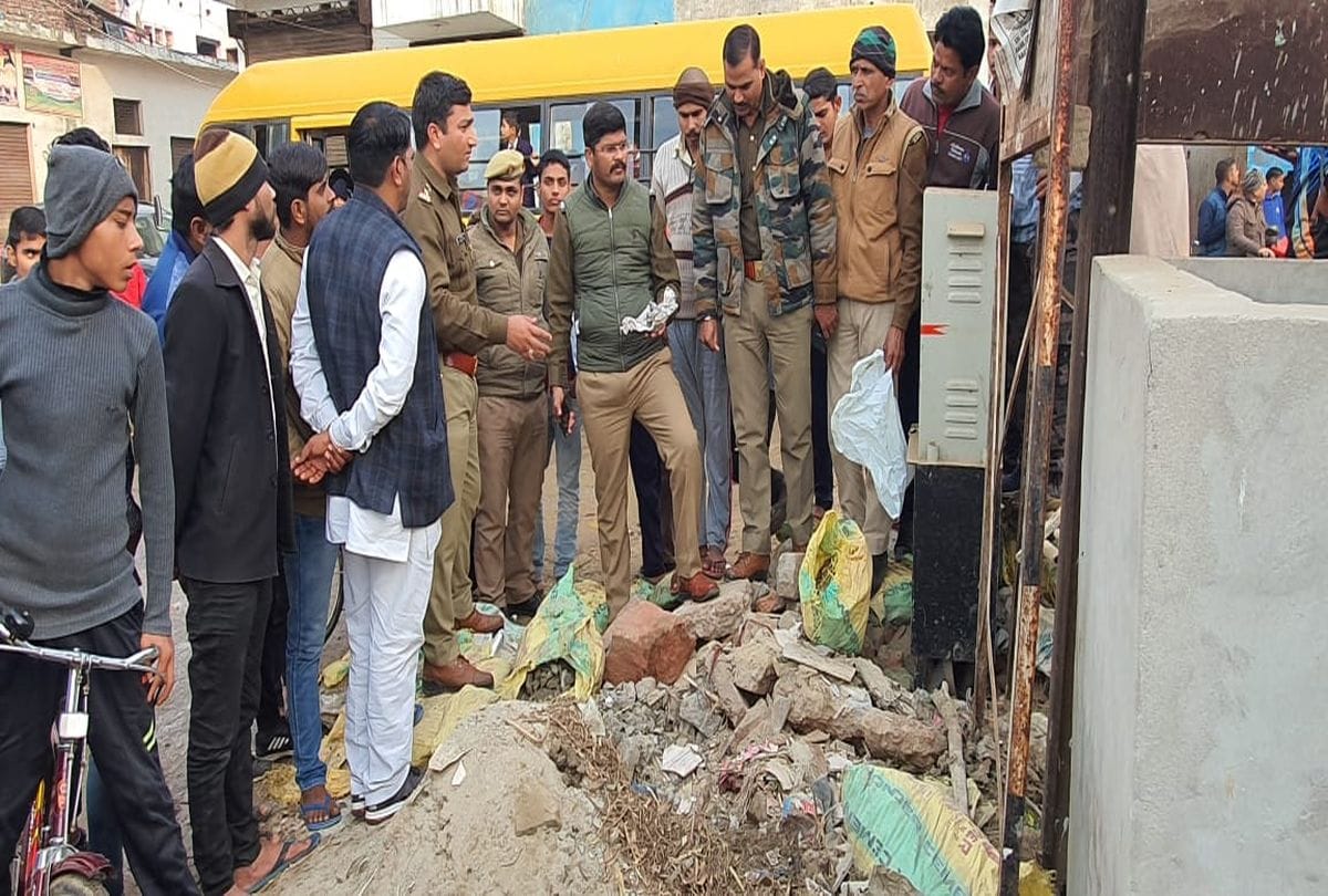 child injured in country bomb blast in Agra