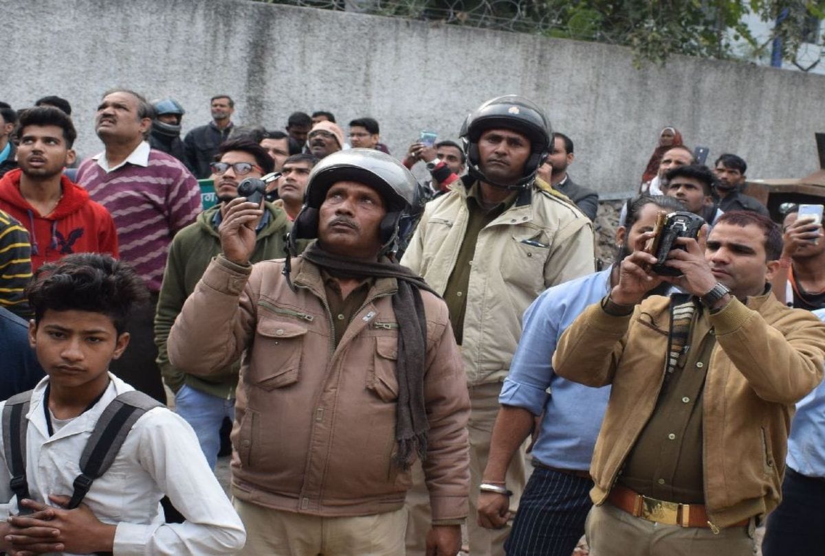 security guard saved the life of worker who hanged on pole in agra
