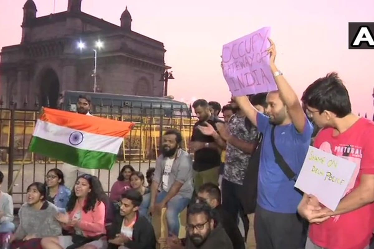 Mumbai Students continue to protest outside Gateway of India against violence in JNU