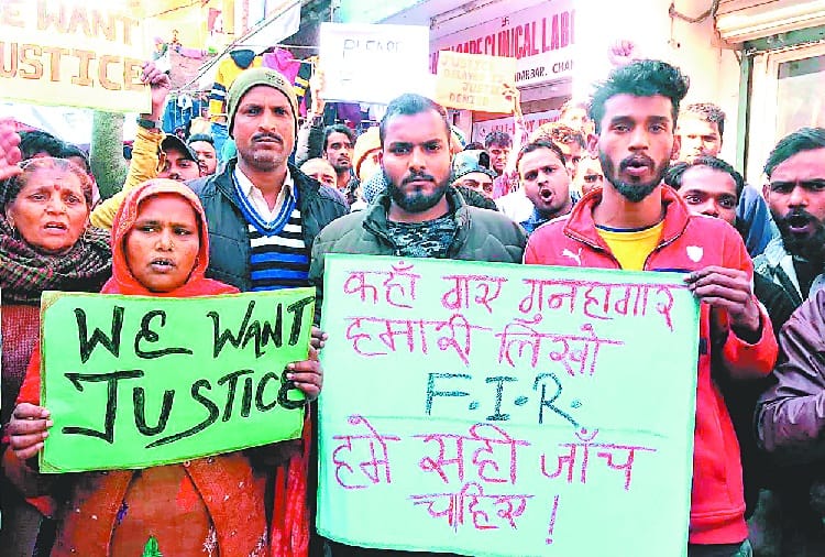 The family members demonstrated the dead body found in Sukhna lake