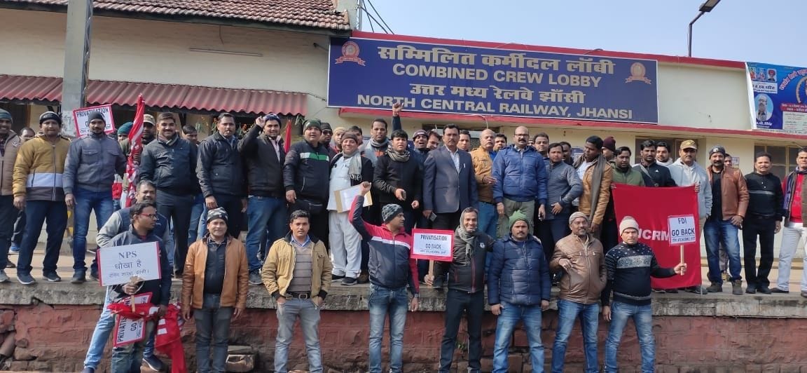 rail workers protest against goverment policies