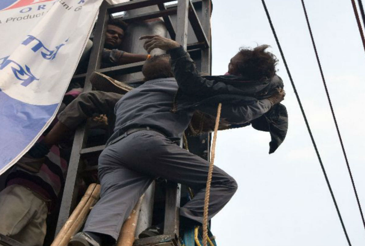 security guard saved the life of worker who hanged on pole in agra