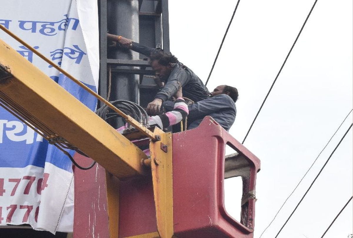 security guard saved the life of worker who hanged on pole in agra