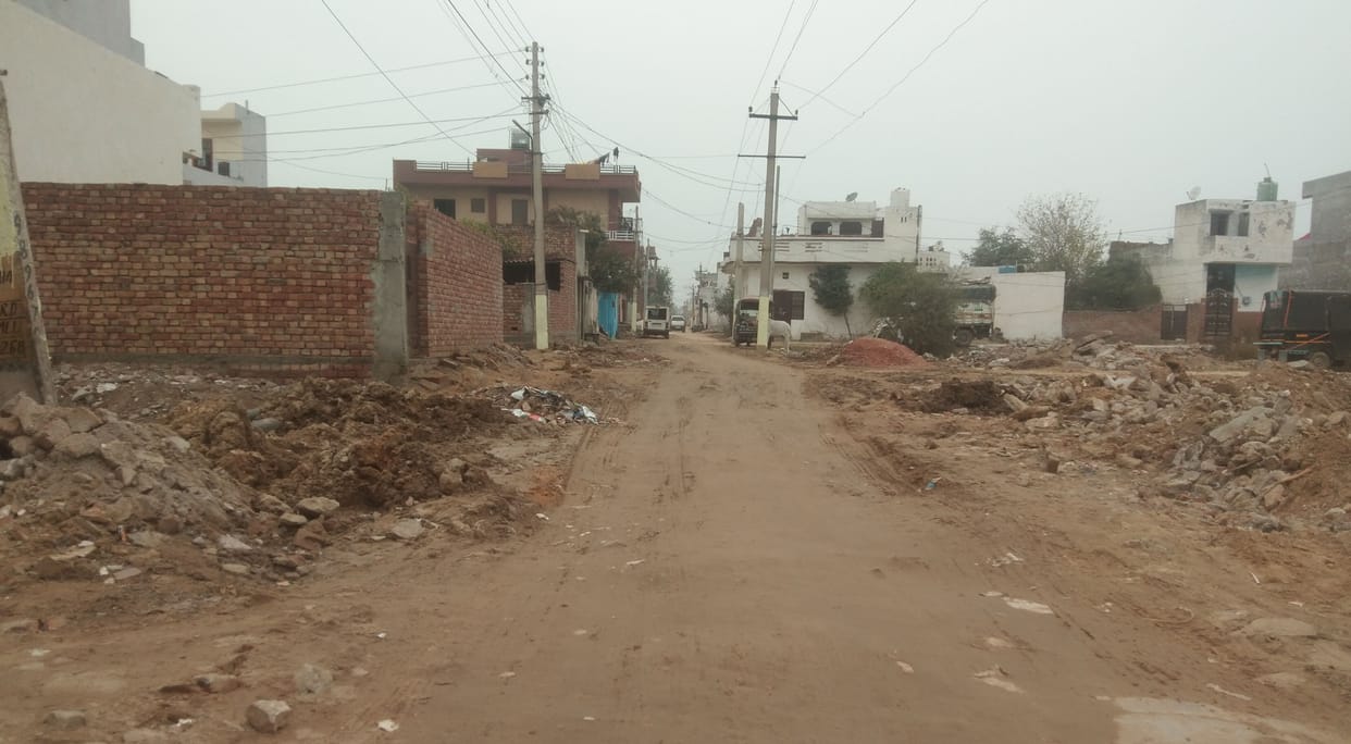 There is no arrangement of water and street lights in Sheetal Nagar