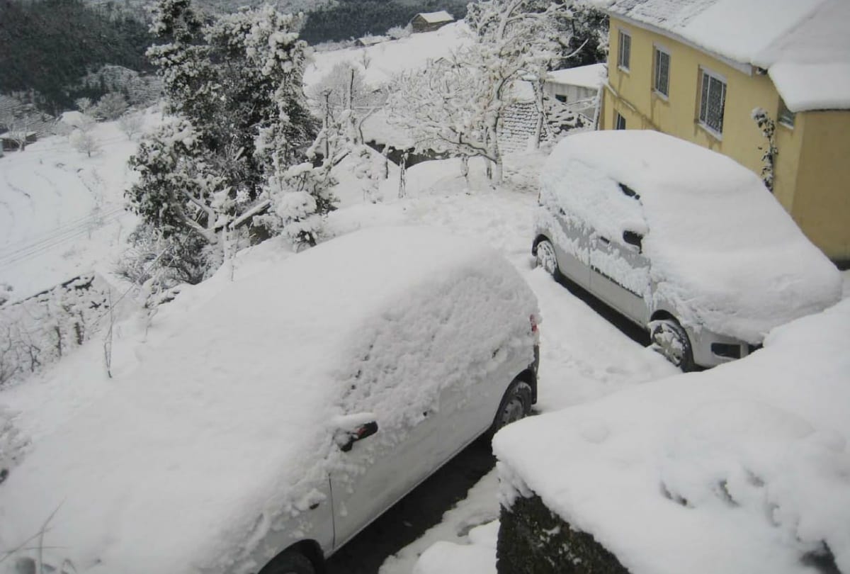 One and a half thousand tourists, including 300 vehicles stranded due to snow, 75 roads closed