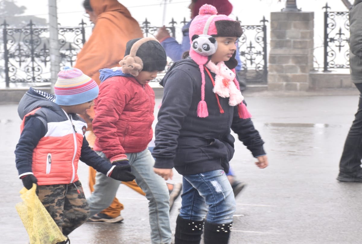 tourists enjoyed snowfall in shimla and manali, see pics