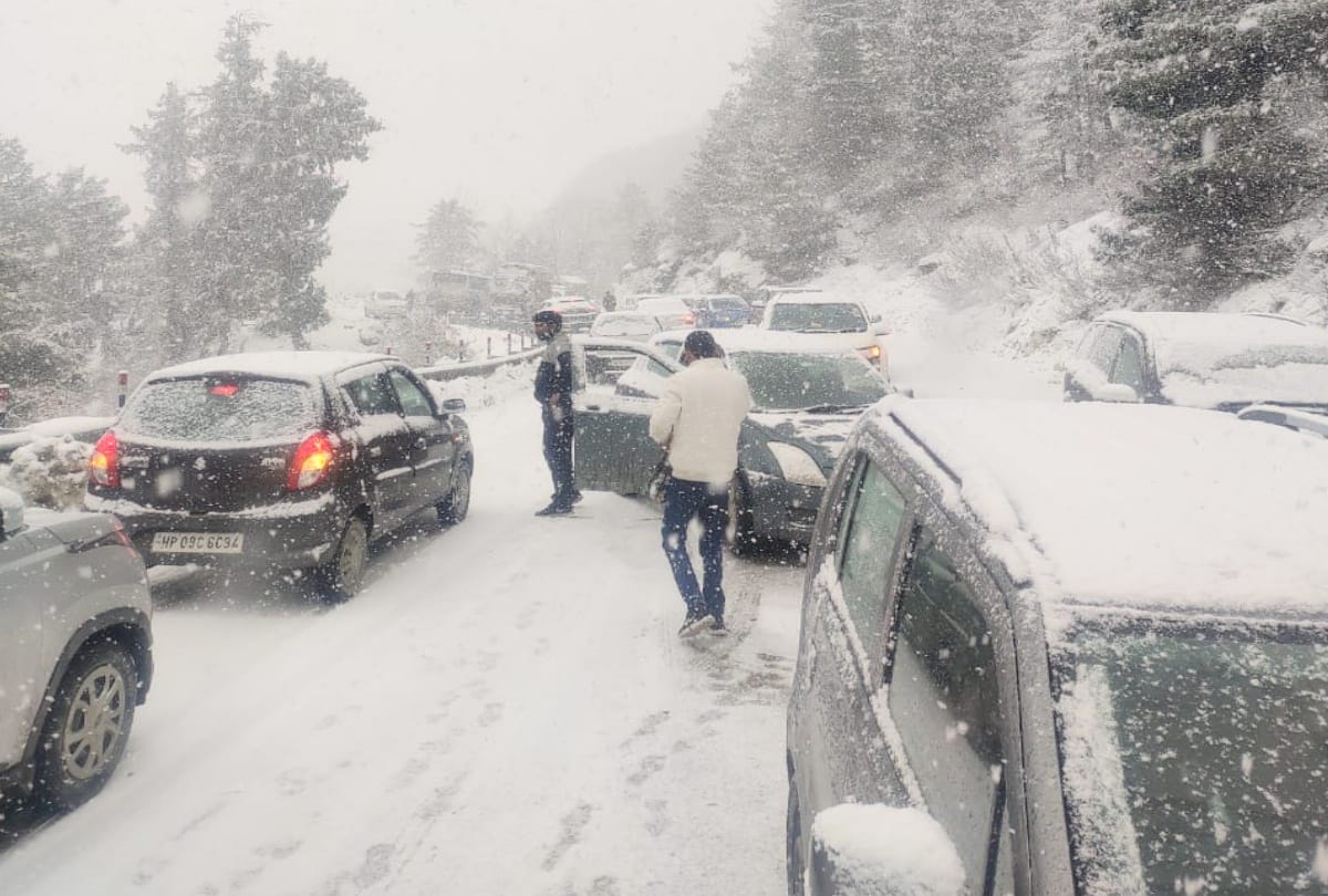 One and a half thousand tourists, including 300 vehicles stranded due to snow, 75 roads closed