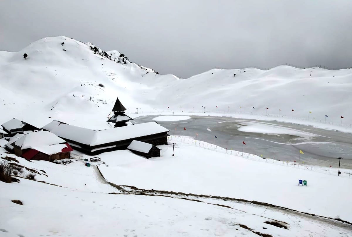 One and a half thousand tourists, including 300 vehicles stranded due to snow, 75 roads closed