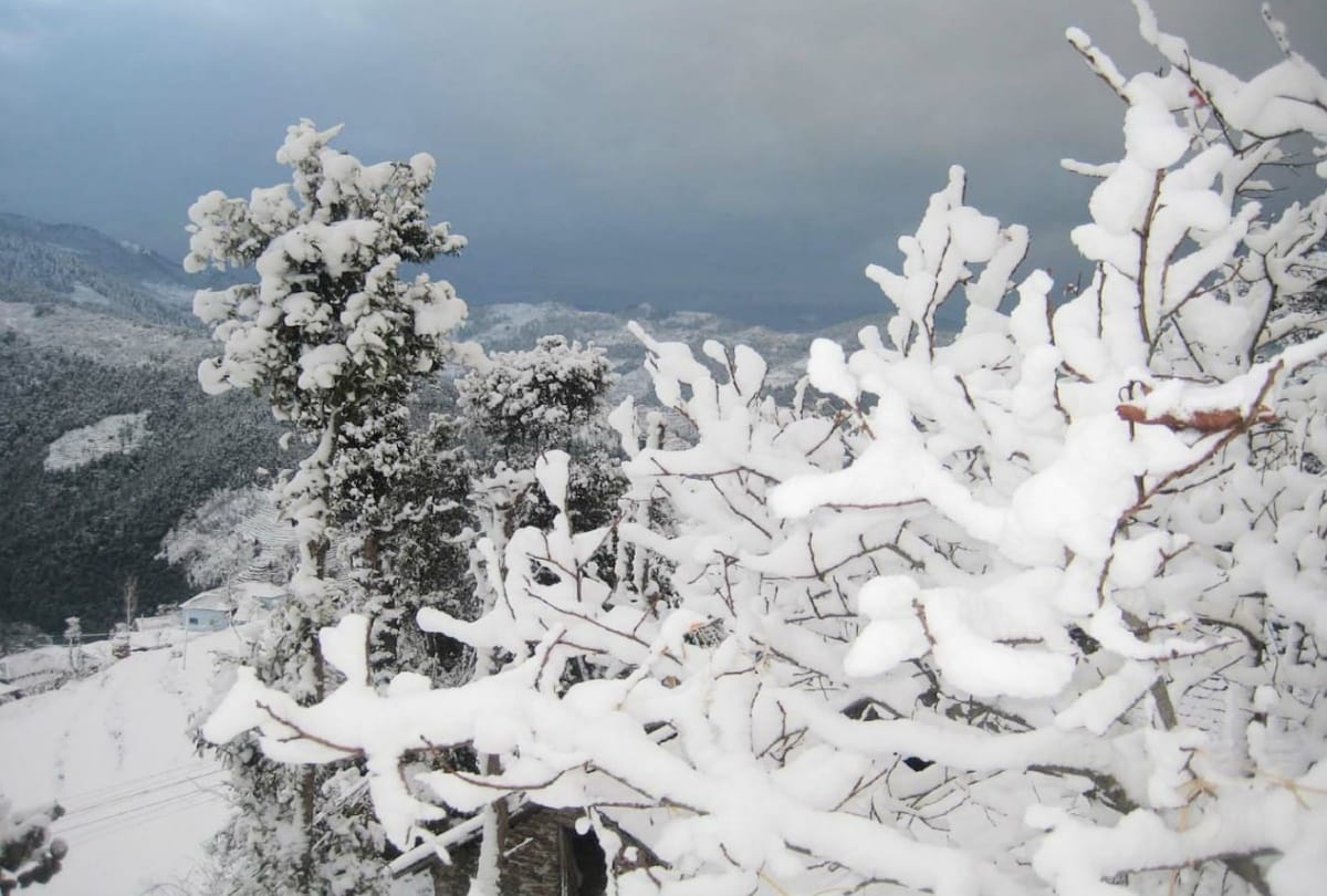 One and a half thousand tourists, including 300 vehicles stranded due to snow, 75 roads closed