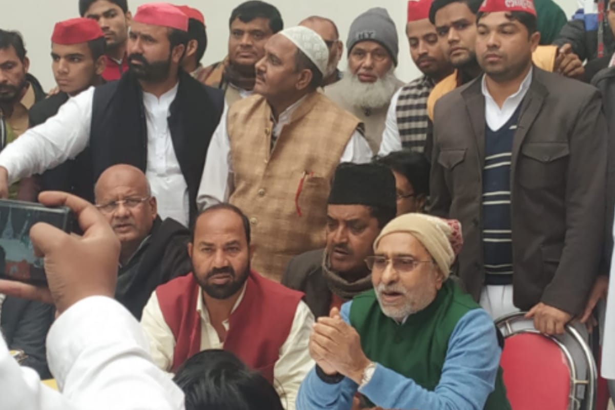 SP delegation handed over five lakh rupee check to family of Meerut bawal dead