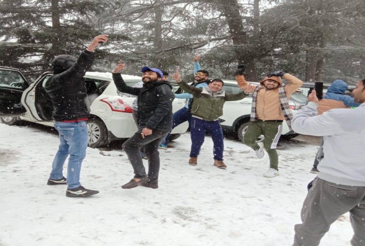 tourists enjoyed snowfall in shimla and manali, see pics