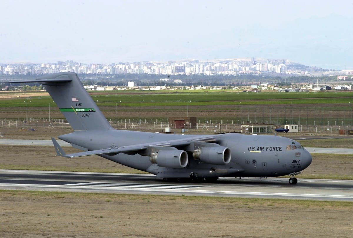 The intruder reached the base of 'Air Force One' in America, the resident shot and drove away