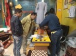 चोरी की घटना के बाद जांच करती पुलिस