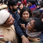 पुलिस से भिड़ी छात्राएं (सांकेतिक तस्वीर)