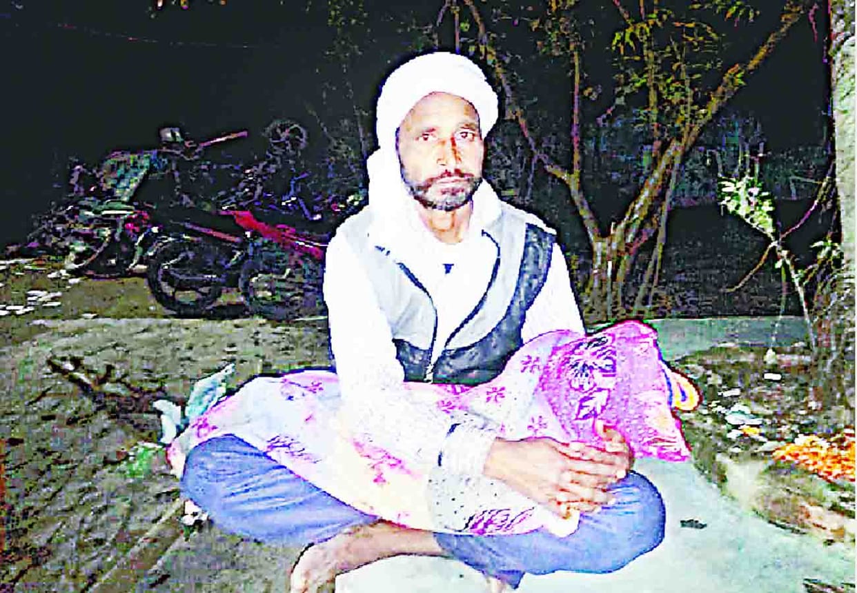 After the death of child, father sitting at police station with the dead body