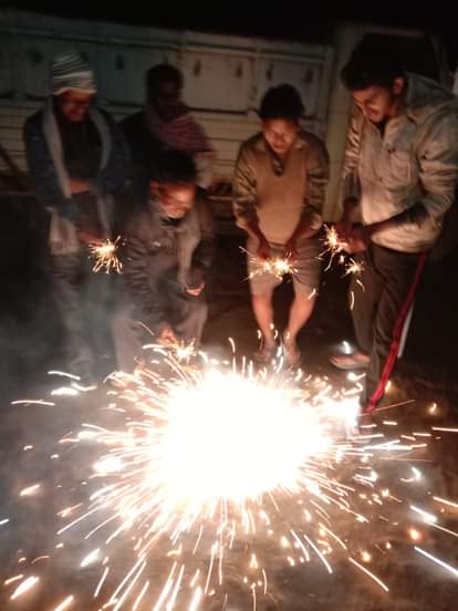 फैसला आने के बाद पटाखे फोड़कर खुशी मनाते लोग