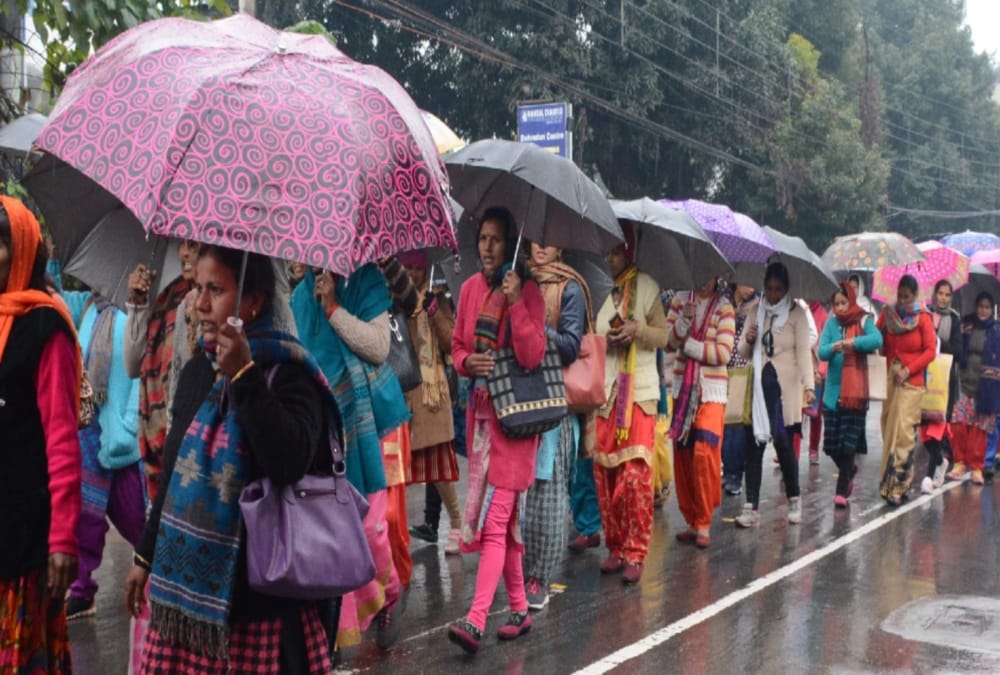 Anganwadi Workers Protest and Argument with police during rainfall in dehradun