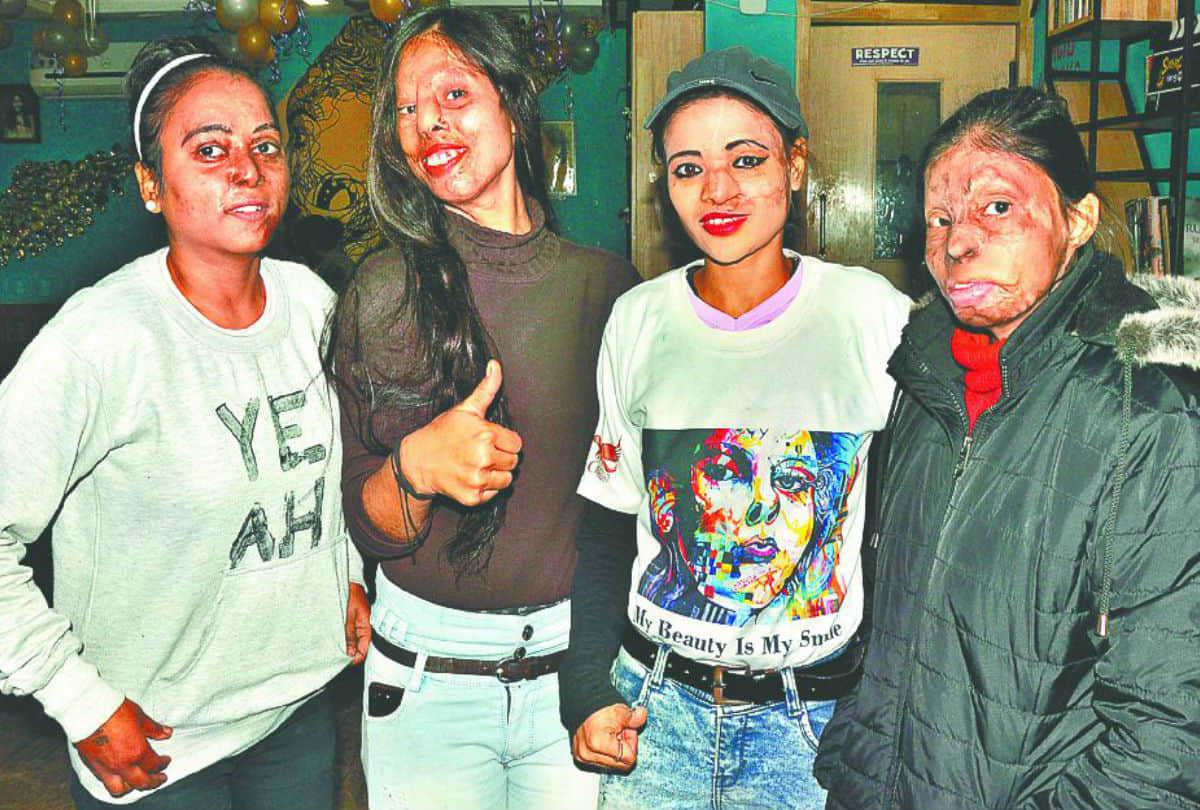 acid attack victims seen chhapaak movie in cinema hall agra