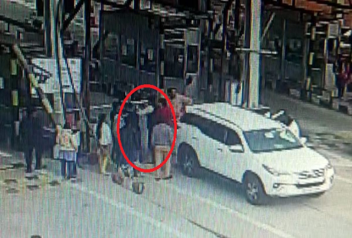 BJP MLA Anita Lodhi brutally beats toll staff video clip viral