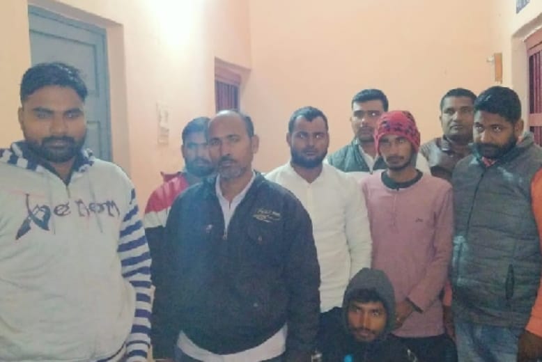 described as posted crime branch, trying to sneak house eight arrested including CRPF jawan