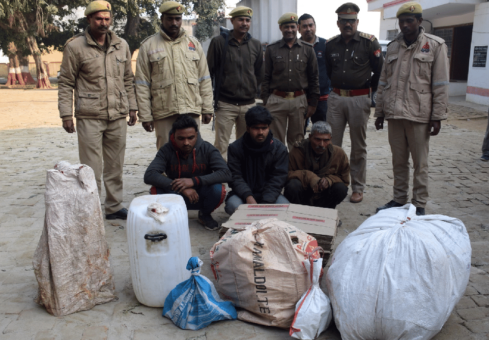 Police cought recovered illegal liquor arrested three people in azamgarh